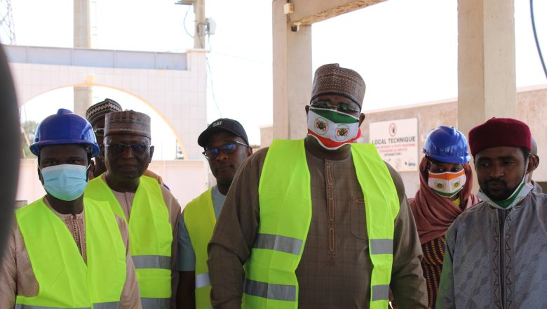 À Niamey, le ministre du Commerce visite sept sites industriels pour soutenir la production locale et renforcer la souveraineté économique du Niger.