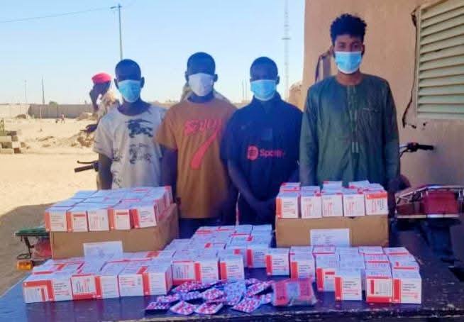 Niger : quatre trafiquants arrêtés à Ingall avec 15 000 capsules de pregabalin. Une opération conjointe des douanes et de la Garde Nationale, saluée par les autorités, marque une avancée dans la lutte contre les trafics transfrontaliers.