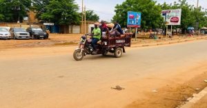 Sécurité routière à Niamey : tricycles interdits, gares pirates évacuées, les autorités frappent fort pour fluidifier le trafic et protéger les usagers.