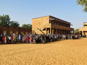 Dans le cadre de l’opération « Une Semaine, Une École », la Ministre de l’Éducation du Niger visite deux écoles primaires à Niamey. Une immersion symbolique et stratégique pour renforcer le lien entre institutions et terrain, promouvoir le civisme et améliorer les politiques éducatives.
