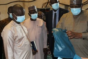 À Niamey, le ministre du Commerce visite sept sites industriels pour soutenir la production locale et renforcer la souveraineté économique du Niger.