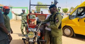 Sécurité routière à Niamey : tricycles interdits, gares pirates évacuées, les autorités frappent fort pour fluidifier le trafic et protéger les usagers.
