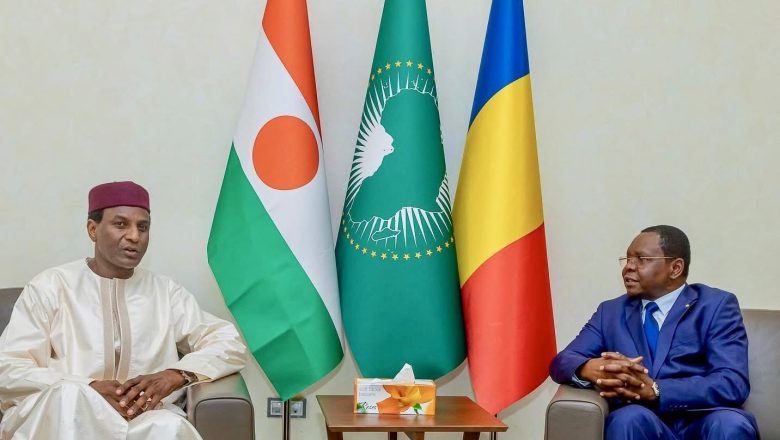 Le Premier ministre nigérien Ali Lamine Zeine relance la coopération bilatérale avec le Tchad à travers la Grande Commission Mixte. Une visite stratégique pour renforcer les liens économiques, sécuritaires et diplomatiques au cœur du Sahel.