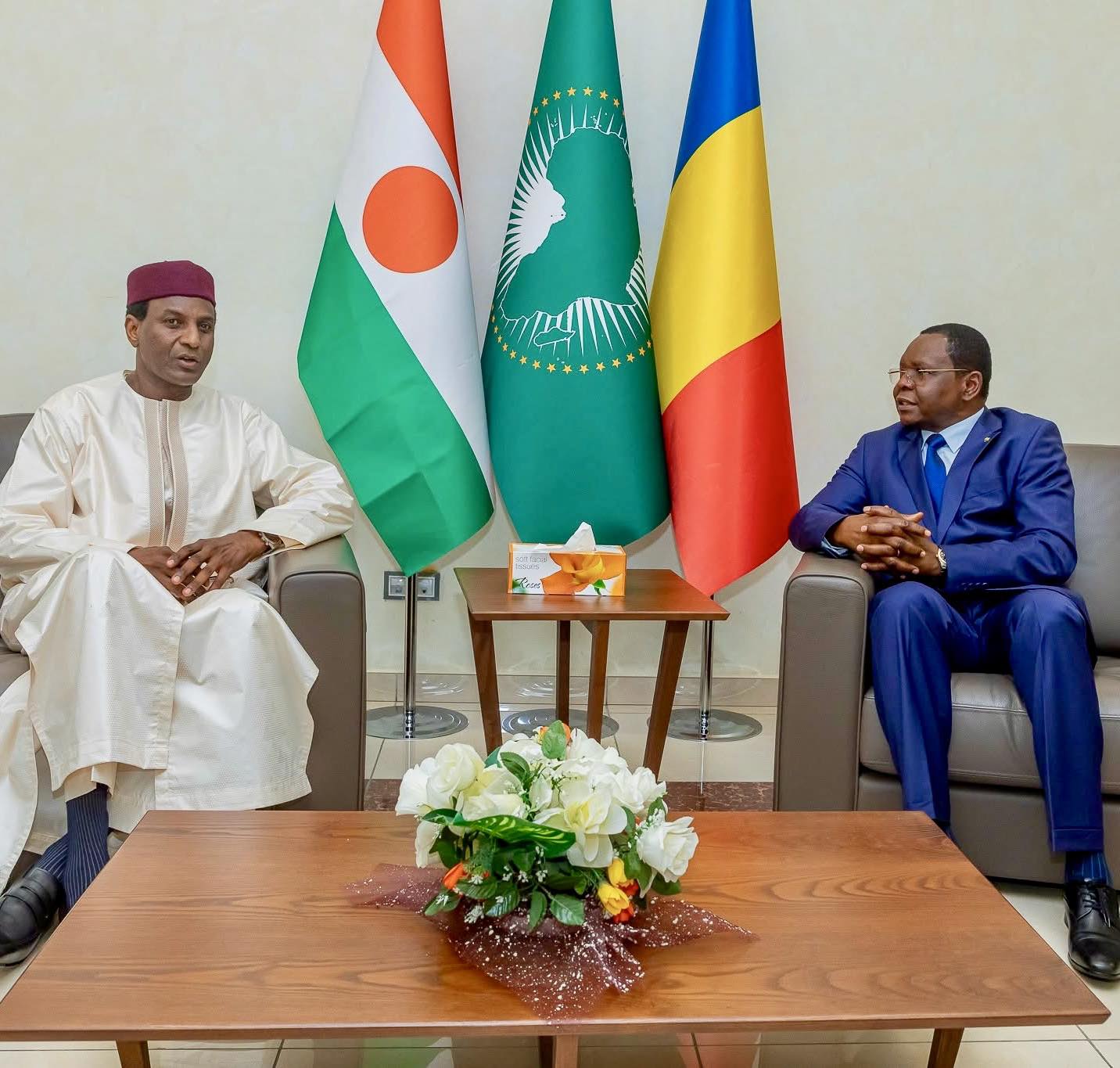 Le Premier ministre nigérien Ali Lamine Zeine relance la coopération bilatérale avec le Tchad à travers la Grande Commission Mixte. Une visite stratégique pour renforcer les liens économiques, sécuritaires et diplomatiques au cœur du Sahel.