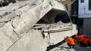 Séisme Sidoarjo Java-Est école islamique : au moins six morts, des élèves piégés, les secours s’activent face à l’urgence humanitaire.