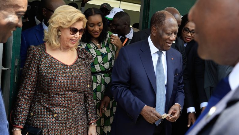 Alassane Ouattara réélu avec 89,77 % à la présidentielle ivoirienne. Une victoire contestée, entre exclusions politiques, faible participation et enjeux de réconciliation nationale.