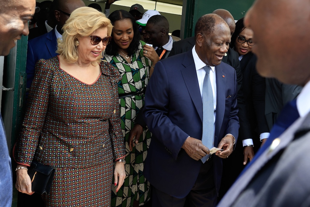 Alassane Ouattara réélu avec 89,77 % à la présidentielle ivoirienne. Une victoire contestée, entre exclusions politiques, faible participation et enjeux de réconciliation nationale.