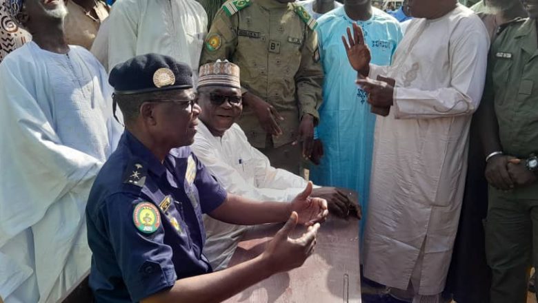 La commune de Maradi consacre 370 millions CFA à l’amélioration des infrastructures scolaires, avec 3 450 pupitres livrés et des salles de classe rénovées pour garantir un cadre d’apprentissage optimal.