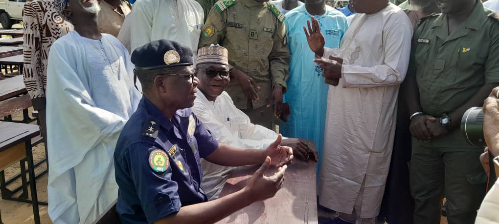 La commune de Maradi consacre 370 millions CFA à l’amélioration des infrastructures scolaires, avec 3 450 pupitres livrés et des salles de classe rénovées pour garantir un cadre d’apprentissage optimal.