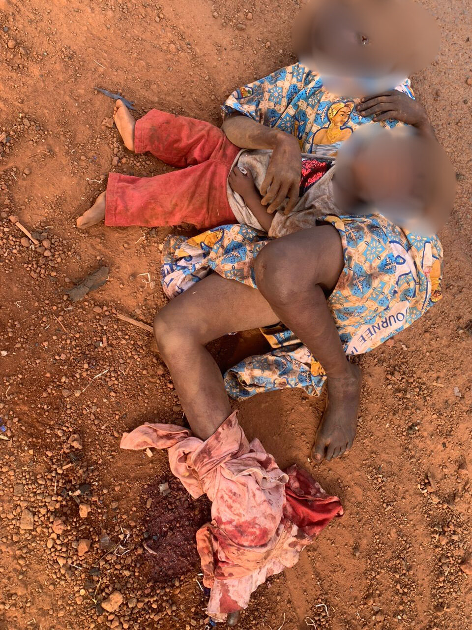 Un bus civil visé par un engin explosif entre Daniéna et Sikasso, au sud du Mali : plusieurs blessés, contexte sécuritaire dégradé, et menace jihadiste en expansion. L’attaque marque un tournant inquiétant dans une région longtemps considérée comme stable.