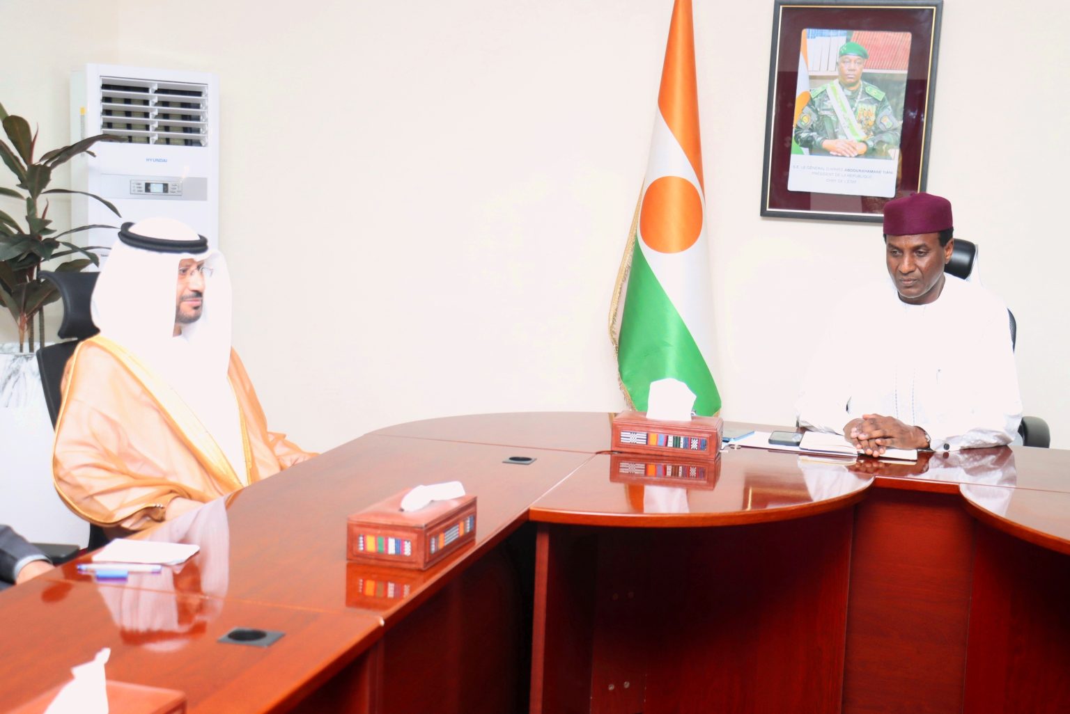 Le Niger et les Émirats arabes unis explorent de nouveaux partenariats économiques lors d’une rencontre diplomatique à Niamey.