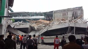 Séisme Sidoarjo Java-Est école islamique : au moins six morts, des élèves piégés, les secours s’activent face à l’urgence humanitaire.