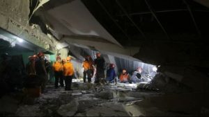 Séisme Sidoarjo Java-Est école islamique : au moins six morts, des élèves piégés, les secours s’activent face à l’urgence humanitaire.