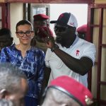 Mamadi Doumbouya se lance dans la présidentielle guinéenne du 28 décembre. Favori d’un scrutin verrouillé, il bénéficie d’un soutien discret de la France, malgré les critiques sur les atteintes aux droits humains.