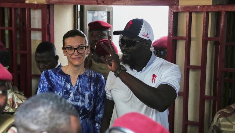 Mamadi Doumbouya se lance dans la présidentielle guinéenne du 28 décembre. Favori d’un scrutin verrouillé, il bénéficie d’un soutien discret de la France, malgré les critiques sur les atteintes aux droits humains.