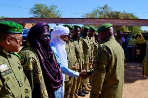 À Agadez, le général Kiaou supervise la passation de commandement dans la Zone de Défense n°2, au cœur des enjeux sécuritaires sahéliens.