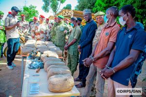 À Niamey, les forces de sécurité nigériennes ont présenté un bilan d’opérations marquées par des saisies de drogues, d’armes et de fonds suspects, ainsi que l’arrestation de 23 individus liés à des réseaux criminels et terroristes.