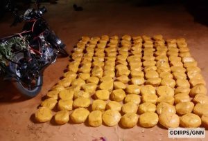 À Niamey, les forces de sécurité nigériennes ont présenté un bilan d’opérations marquées par des saisies de drogues, d’armes et de fonds suspects, ainsi que l’arrestation de 23 individus liés à des réseaux criminels et terroristes.