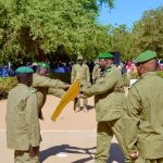À Agadez, le général Kiaou supervise la passation de commandement dans la Zone de Défense n°2, au cœur des enjeux sécuritaires sahéliens.