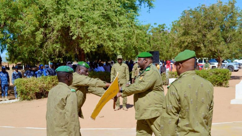 À Agadez, le général Kiaou supervise la passation de commandement dans la Zone de Défense n°2, au cœur des enjeux sécuritaires sahéliens.