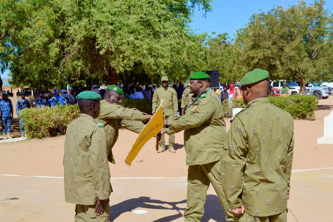 À Agadez, le général Kiaou supervise la passation de commandement dans la Zone de Défense n°2, au cœur des enjeux sécuritaires sahéliens.