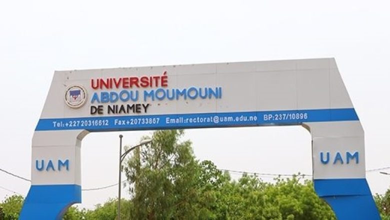 À Niamey, l’Université Abdou Moumouni est paralysée par une grève étudiante de trois jours. Les étudiants dénoncent des réformes pédagogiques, des frais élevés et des conditions d’étude précaires.