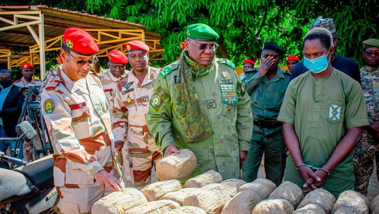 À Niamey, les forces de sécurité nigériennes ont présenté un bilan d’opérations marquées par des saisies de drogues, d’armes et de fonds suspects, ainsi que l’arrestation de 23 individus liés à des réseaux criminels et terroristes.