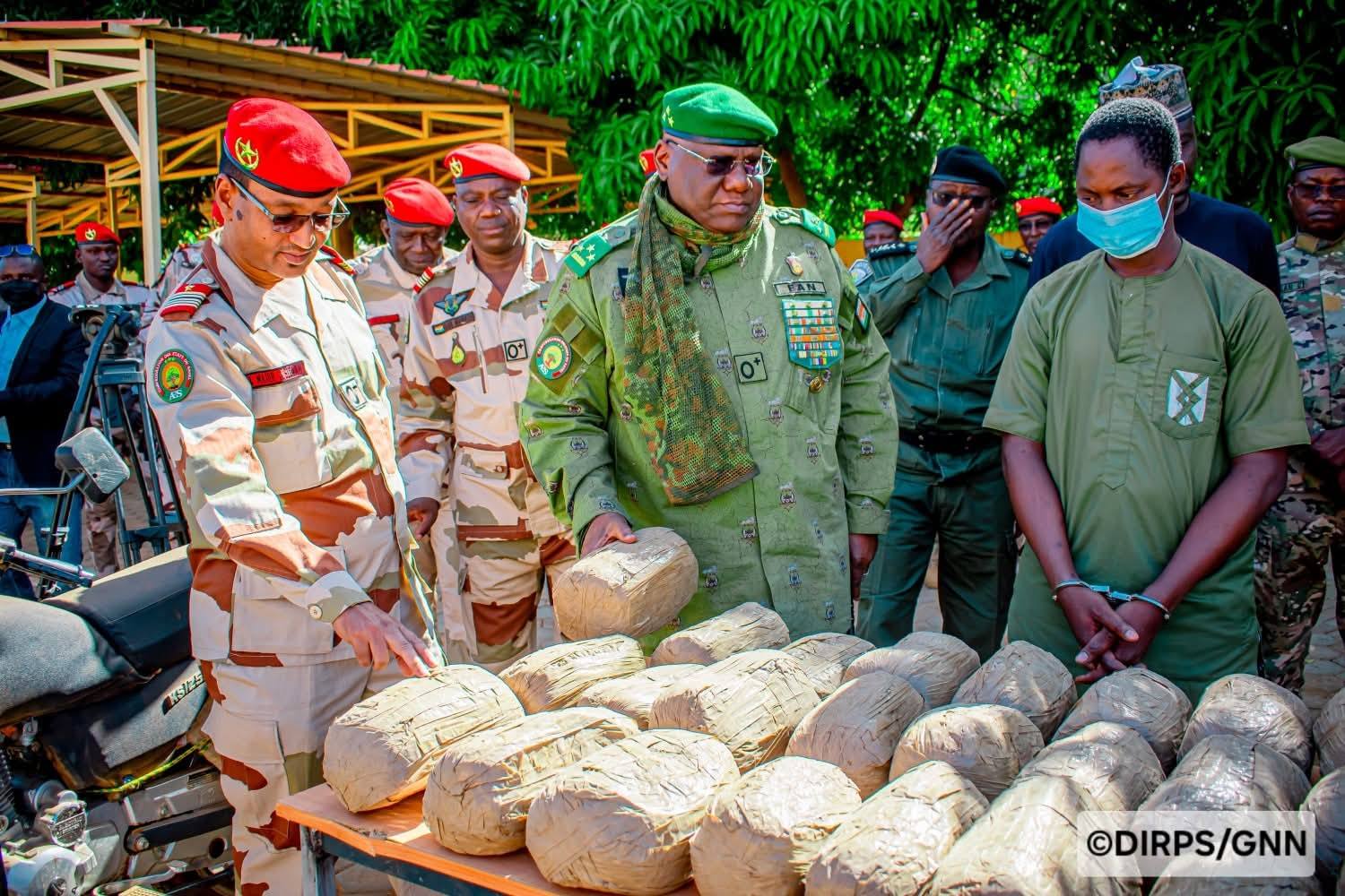 À Niamey, les forces de sécurité nigériennes ont présenté un bilan d’opérations marquées par des saisies de drogues, d’armes et de fonds suspects, ainsi que l’arrestation de 23 individus liés à des réseaux criminels et terroristes.