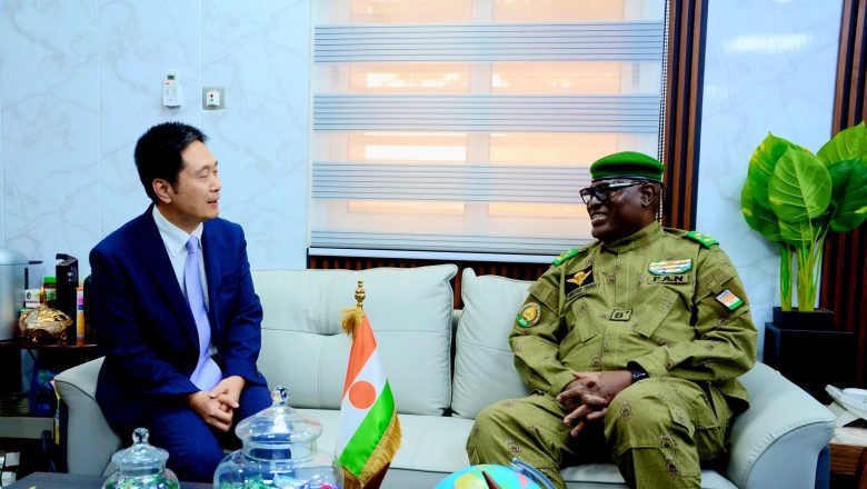 Le Niger et la Chine renforcent leur coopération stratégique à travers une rencontre entre Toumba et l’Ambassadeur, axée sur la gouvernance.