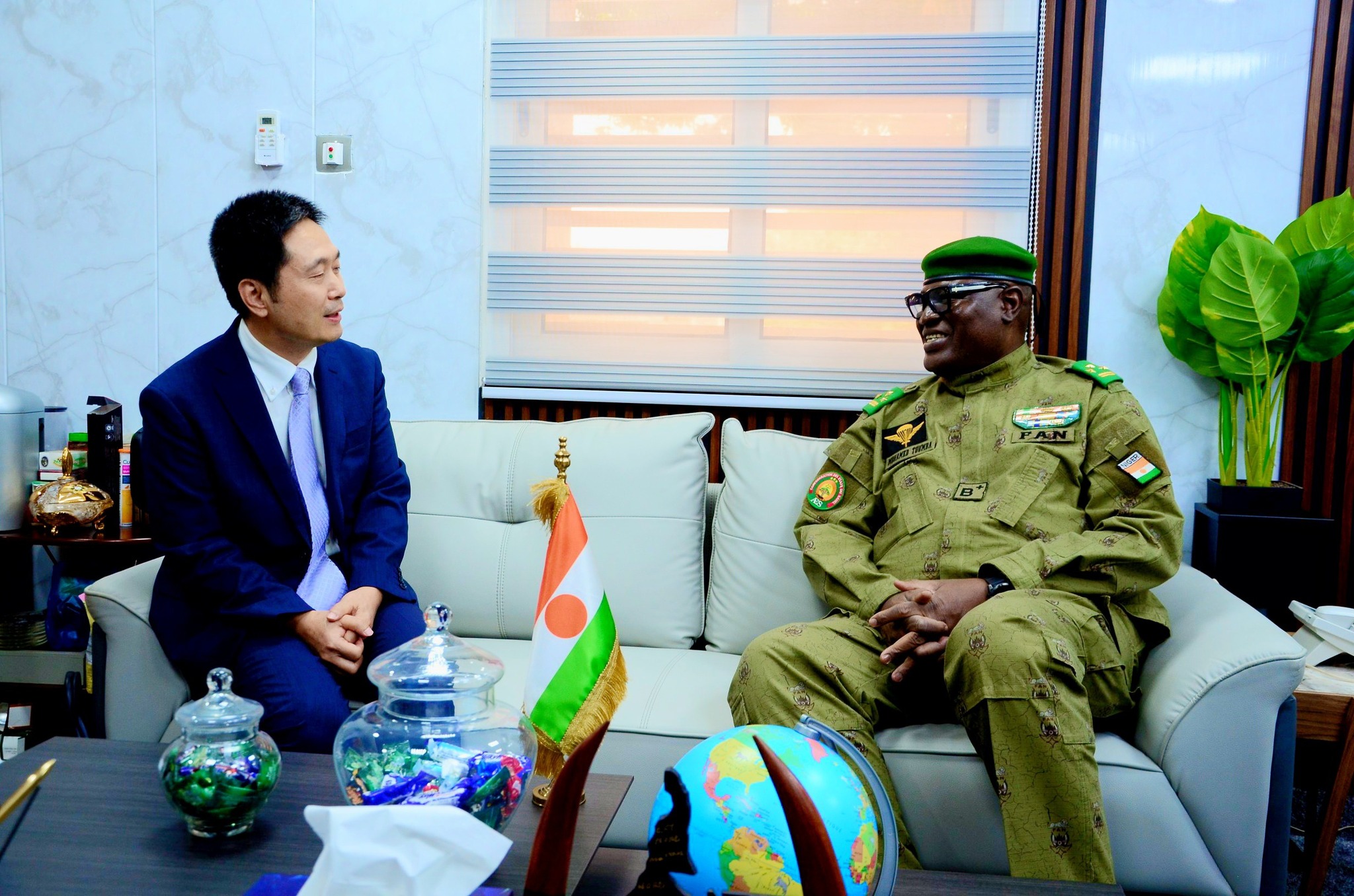 Le Niger et la Chine renforcent leur coopération stratégique à travers une rencontre entre Toumba et l’Ambassadeur, axée sur la gouvernance.