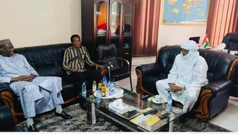 Réunis à N’Djamena, les diplomates du Mali, du Niger et du Burkina Faso consolident leur alliance face aux défis du Sahel et appellent à une réponse collective pour la stabilité régionale.