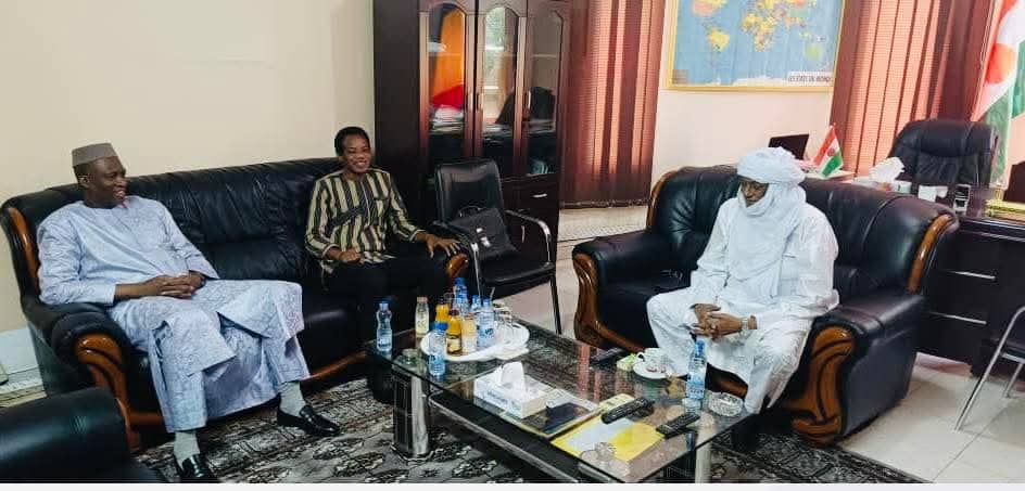 Réunis à N’Djamena, les diplomates du Mali, du Niger et du Burkina Faso consolident leur alliance face aux défis du Sahel et appellent à une réponse collective pour la stabilité régionale.