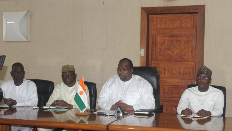 À Niamey, le ministre du Commerce Abdoulaye Seydou a rencontré des femmes transformatrices pour présenter deux réformes clés : quotas d’importation et obligation d’achat local. Objectif : stimuler la production nationale et renforcer la souveraineté économique du Niger.