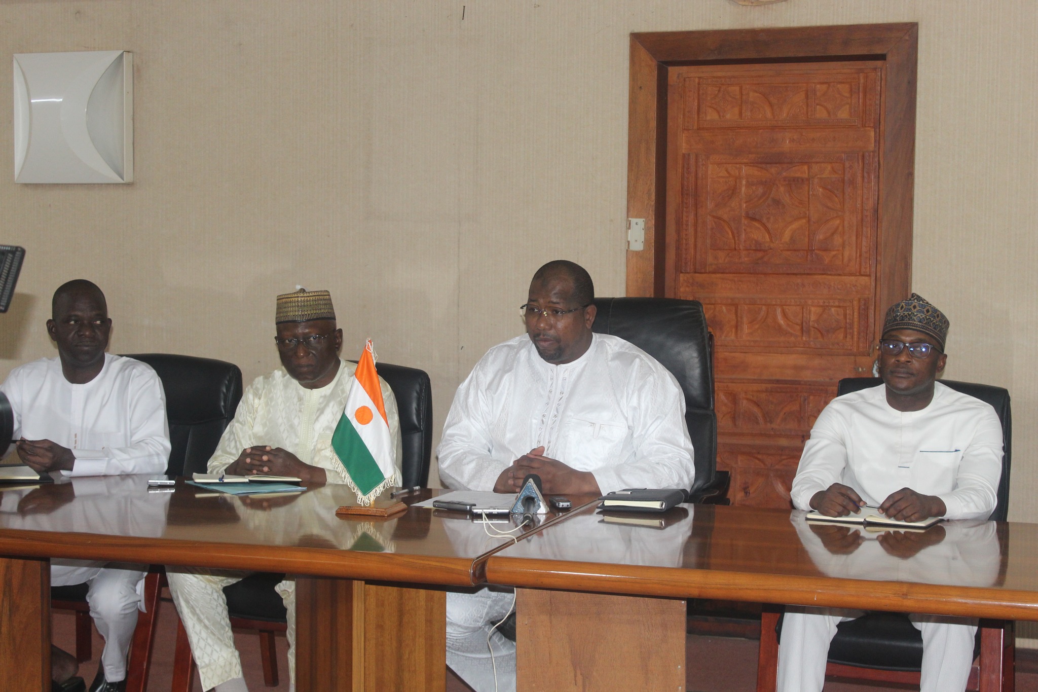 À Niamey, le ministre du Commerce Abdoulaye Seydou a rencontré des femmes transformatrices pour présenter deux réformes clés : quotas d’importation et obligation d’achat local. Objectif : stimuler la production nationale et renforcer la souveraineté économique du Niger.