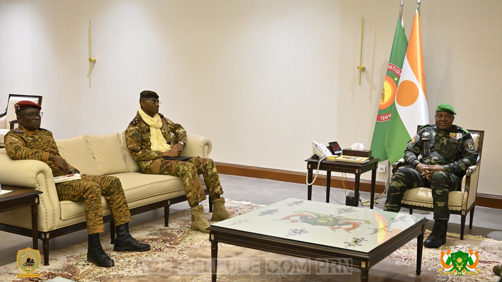 Le Président Tiani reçoit les ministres de la Défense du Mali, du Burkina Faso et du Niger pour accélérer la mise en place de la Force Unifiée de l’AES. Une étape stratégique vers une sécurité régionale renforcée au cœur du Sahel.