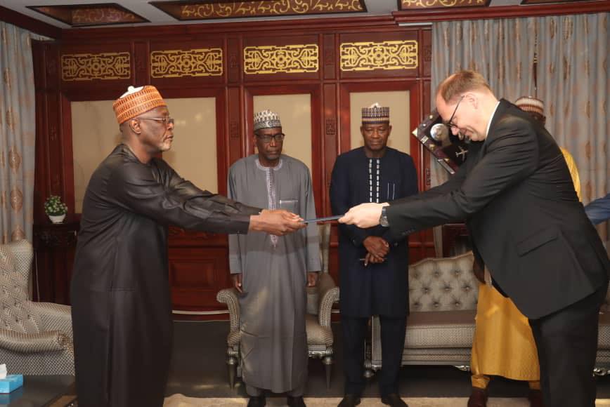 Niamey accueille les représentants de l’Allemagne, de l’OMS et de la BAD. Coopération renforcée en santé, développement et gouvernance.