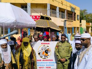 À Niamey, deux rues ont été rebaptisées en hommage à Sagolo, griot de la lutte traditionnelle, et à Dan Kassawa, fondateur du royaume de Katsina, dans le cadre d’une politique municipale visant à valoriser le patrimoine culturel et renforcer l’identité nationale.