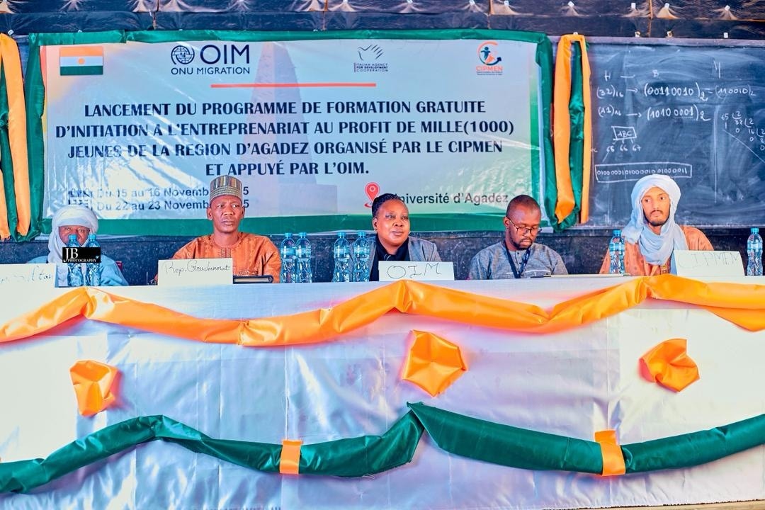 À Agadez, un programme de formation à l’entrepreneuriat cible mille jeunes pour lutter contre le chômage et prévenir l’extrémisme. Une initiative conjointe du CIPMEN et de l’OIM, saluée par les autorités locales.