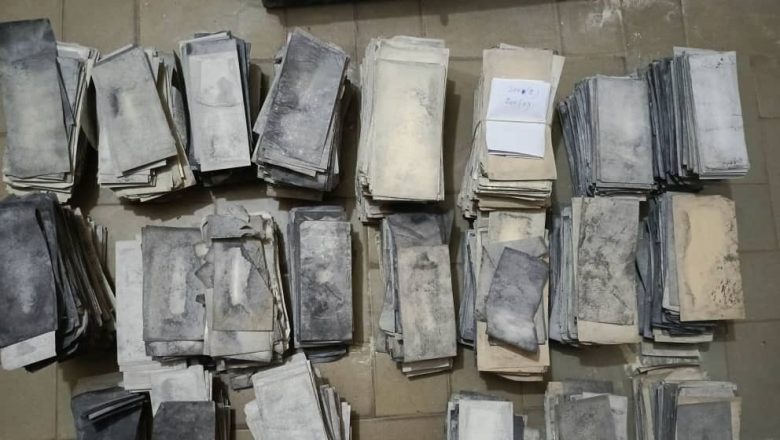 Trafic de faux billets : La Garde Nationale du Niger démantèle un réseau et saisit plus de 600 millions de FCFA de fausses coupures dans le quartier de Nord Lazaret. Deux individus interpellés.