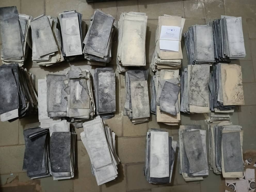 Trafic de faux billets : La Garde Nationale du Niger démantèle un réseau et saisit plus de 600 millions de FCFA de fausses coupures dans le quartier de Nord Lazaret. Deux individus interpellés.