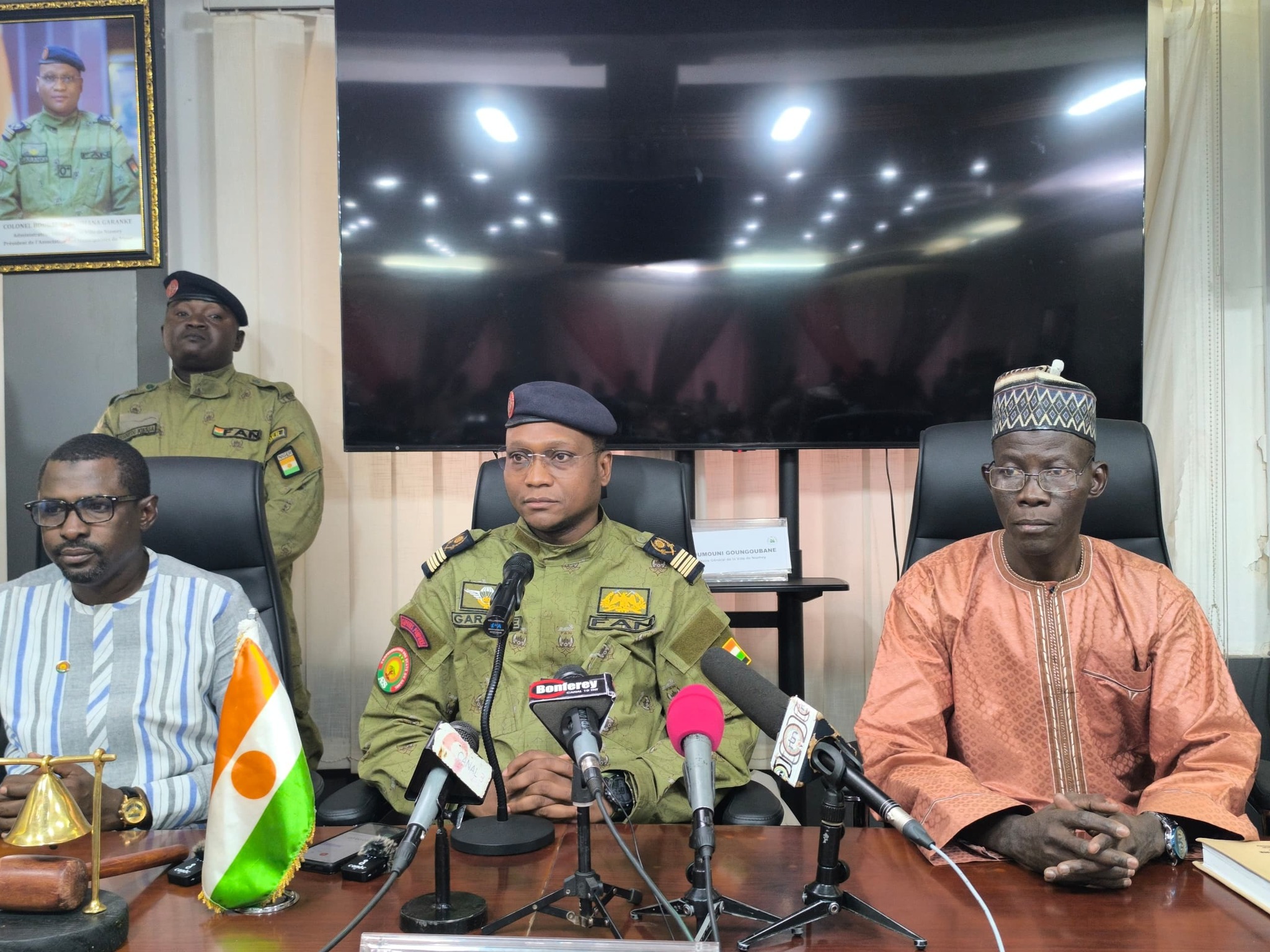 Niamey adopte son budget 2026 et mobilise ses forces pour accueillir le Président Tiani, marquant une journée stratégique entre gouvernance locale et unité nationale.