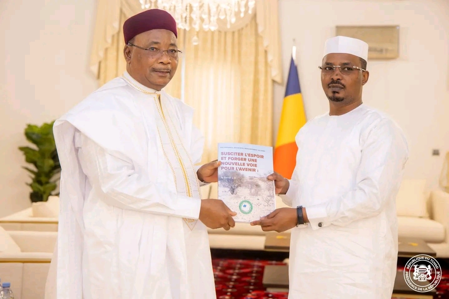 Tchad-Niger : Mahamat Déby Itno reçoit Mahamadou Issoufou (Champion GMV) pour des discussions clés sur la mobilisation des fonds pour la Grande Muraille Verte et la sécurité au Sahel.