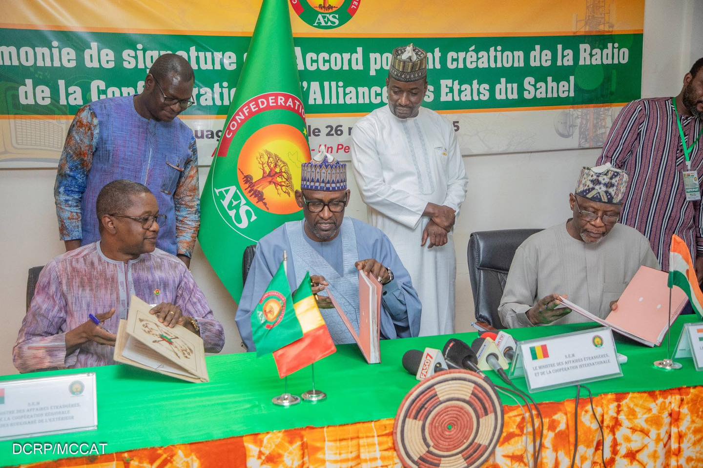 Ouagadougou : L'AES crée sa radio confédérale "Daandè Liptako" (La Voix du Liptako). Objectif : devenir le porte-voix officiel et contrer la "guerre informationnelle" dans le Sahel.