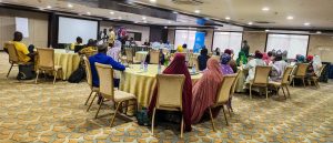 À Niamey, un atelier national réunit du 11 au 14 novembre 2025 des acteurs locaux et internationaux pour élaborer une Stratégie de Changement Social et Comportemental, visant à améliorer l’accès inclusif aux soins reproductifs pour les femmes, les jeunes et les personnes handicapées.