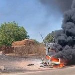 À Tsaouni, un véhicule de contrebande a explosé lors d’une course-poursuite avec les Douanes, causant la mort d’un père et de son fils. Le drame relance le débat sur les méthodes d’interception et les risques du trafic transfrontalier