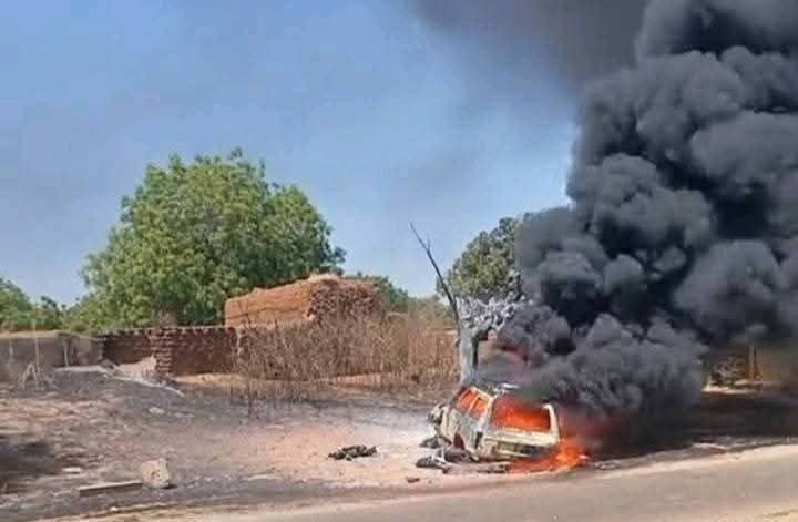 À Tsaouni, un véhicule de contrebande a explosé lors d’une course-poursuite avec les Douanes, causant la mort d’un père et de son fils. Le drame relance le débat sur les méthodes d’interception et les risques du trafic transfrontalier