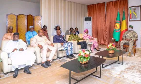 Le Général Goïta a reçu la délégation du 1er Salon de l’Entrepreneuriat de l’AES. Le Mali, le Burkina et le Niger mutualisent leurs forces pour une autonomie économique du Sahel.