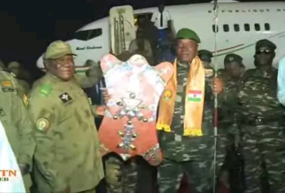 Le Général Tiani acclamé à Niamey après une longue tournée. Marée humaine, marche à pied de 12 km : l'acte politique qui enterre l'image du putschiste.