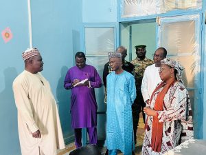 La ministre nigérienne de l'Éducation, Dr Shérif, multiplie les visites surprises dans les écoles de Niamey. Objectif : vérifier l'assiduité et lutter contre l'absentéisme pour la refondation éducative.