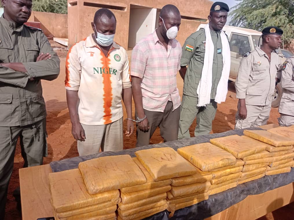 Tahoua : L'OCRTIS intercepte plus de 50 kg de cannabis et démantèle un réseau transfrontalier. Le Gouverneur rappelle le lien entre le trafic et le terrorisme dans la région.
